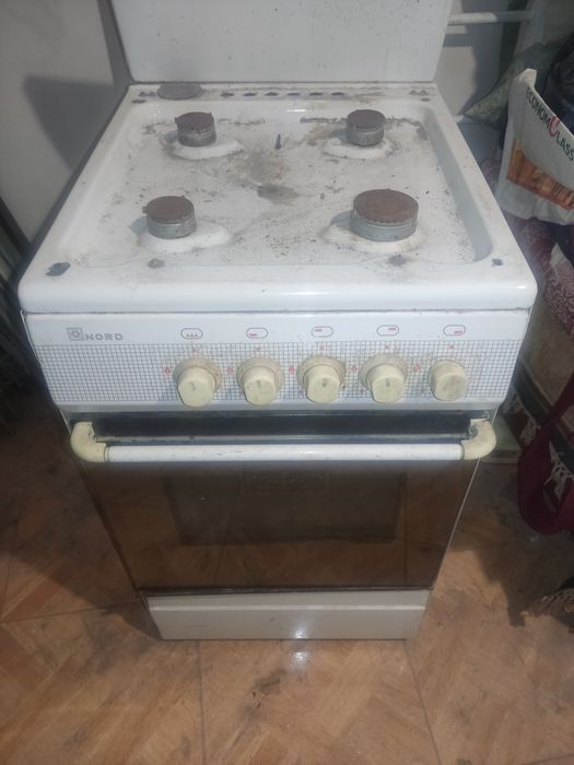 Диван дуже зручний, плита газова, духовка, майже новий, без пошкоджен