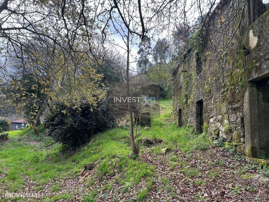 Terreno com ruína em Covas com magníficas vistas