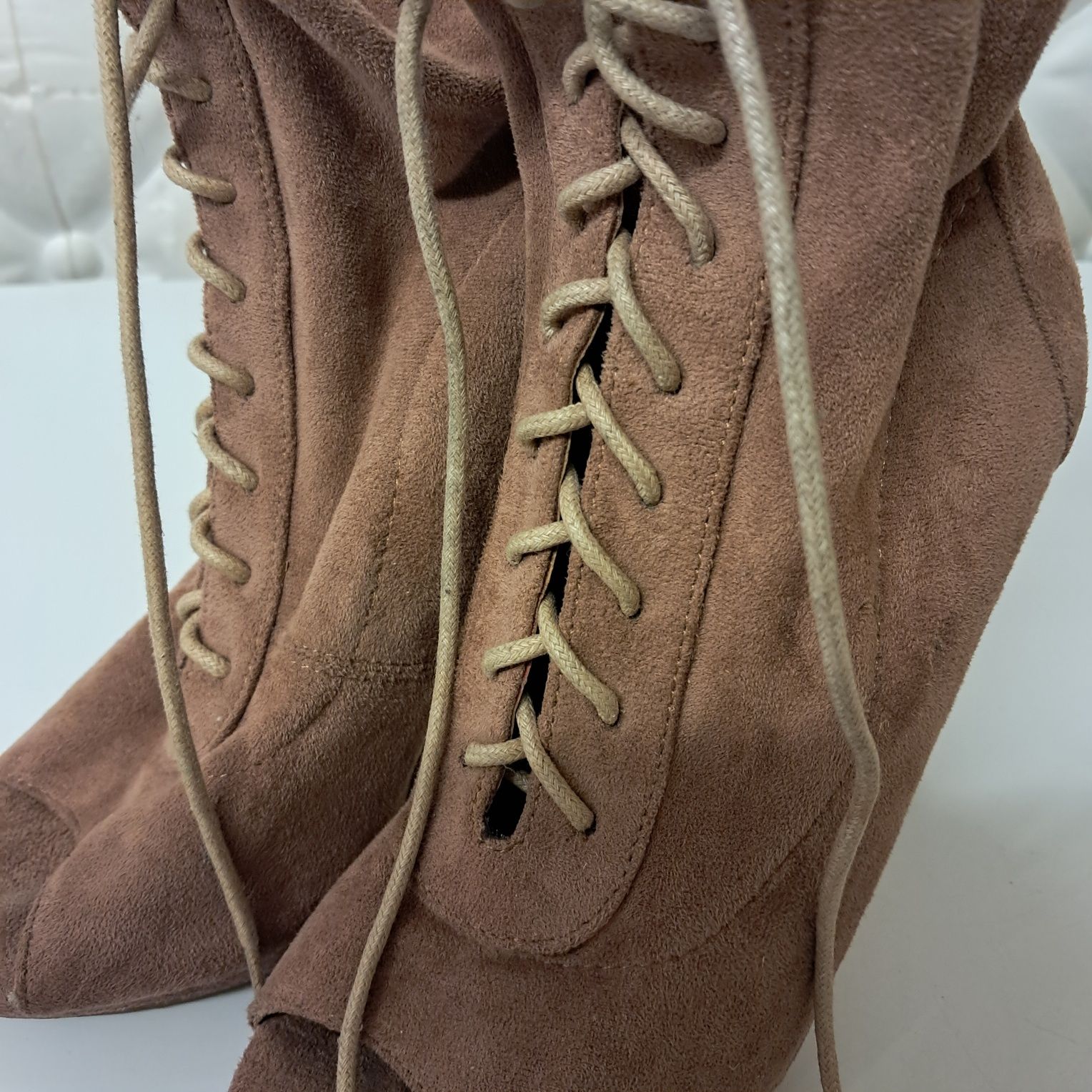Buty na szpilce zamszowe z wiązaniem 36