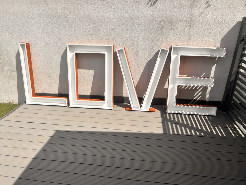 Napis love na wesele ścianka pary mlodej drewniana