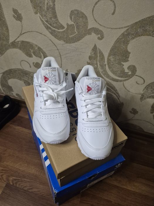 Кросівеи жіночі р36 устілка  22,5см