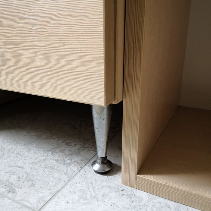 Meble łazienkowe, prążki beż