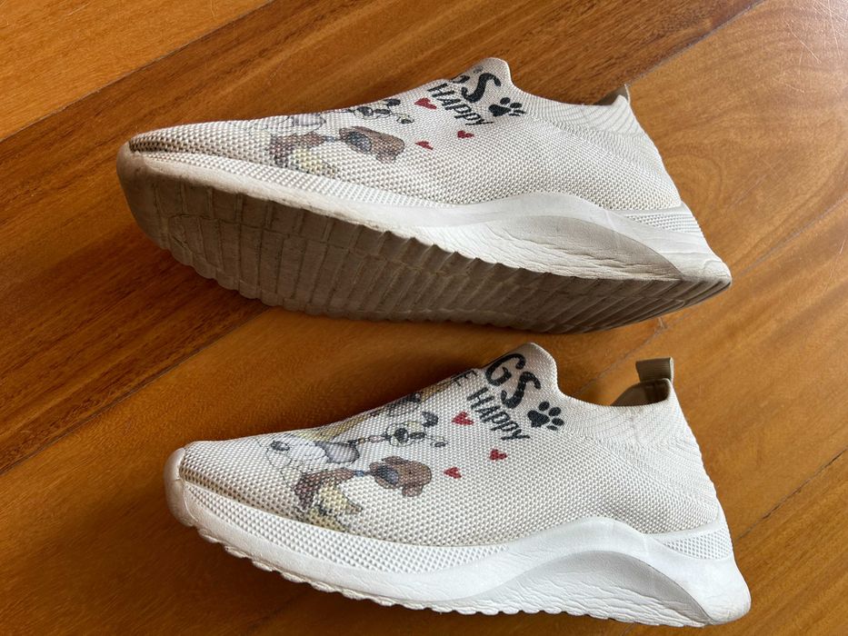 Ténis brancos com desenhos animais