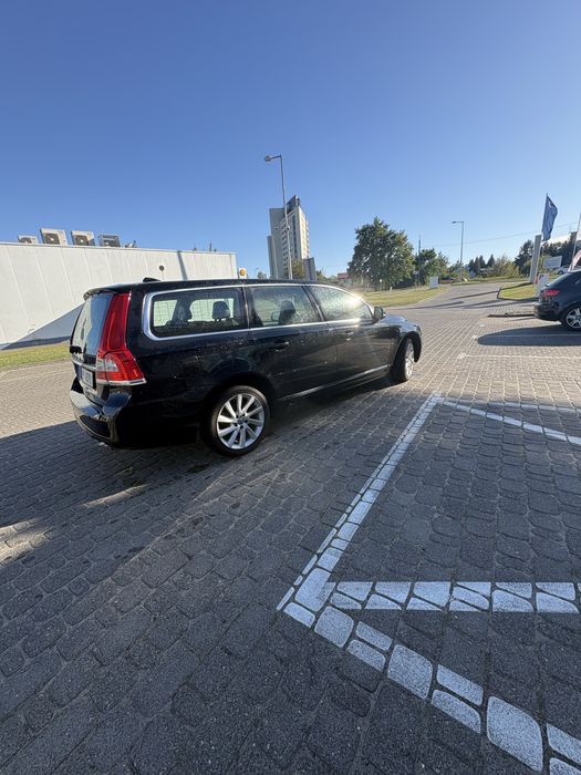 Volvo V70.