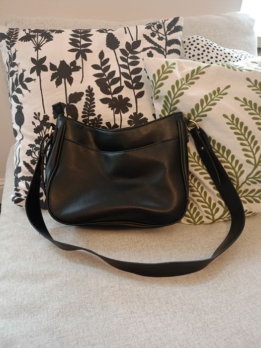 Torebka przez ramię Shein czarna listonoszka złote okucia kieszonki