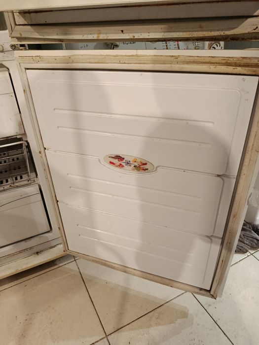 Холодильник, компрессор работает, под ремонт или на запчасти