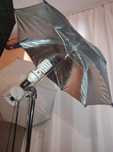 Trzy lampy fotograficzne, plaster miodu, zmiękczenie, parasol