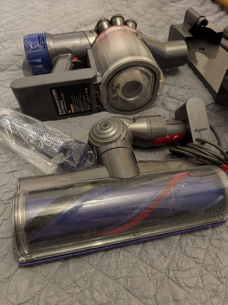 Duzy zadbany zastaw odkurzacz Dyson v8 Absolute nowa bateria filtry