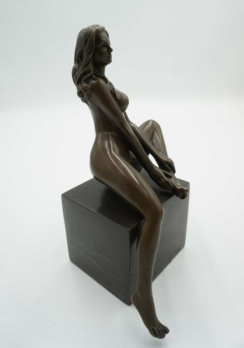 AKT nagiej kobiety-figura z brązu siedząca naga kobieta