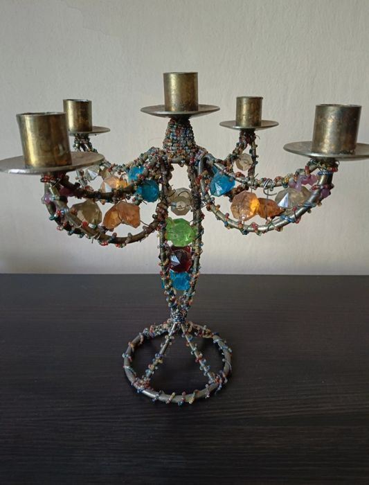 Świecznik pięcioramienny zdobiony kryształkami