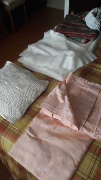 Cortinados, e almofada em renda, como novos - decoração