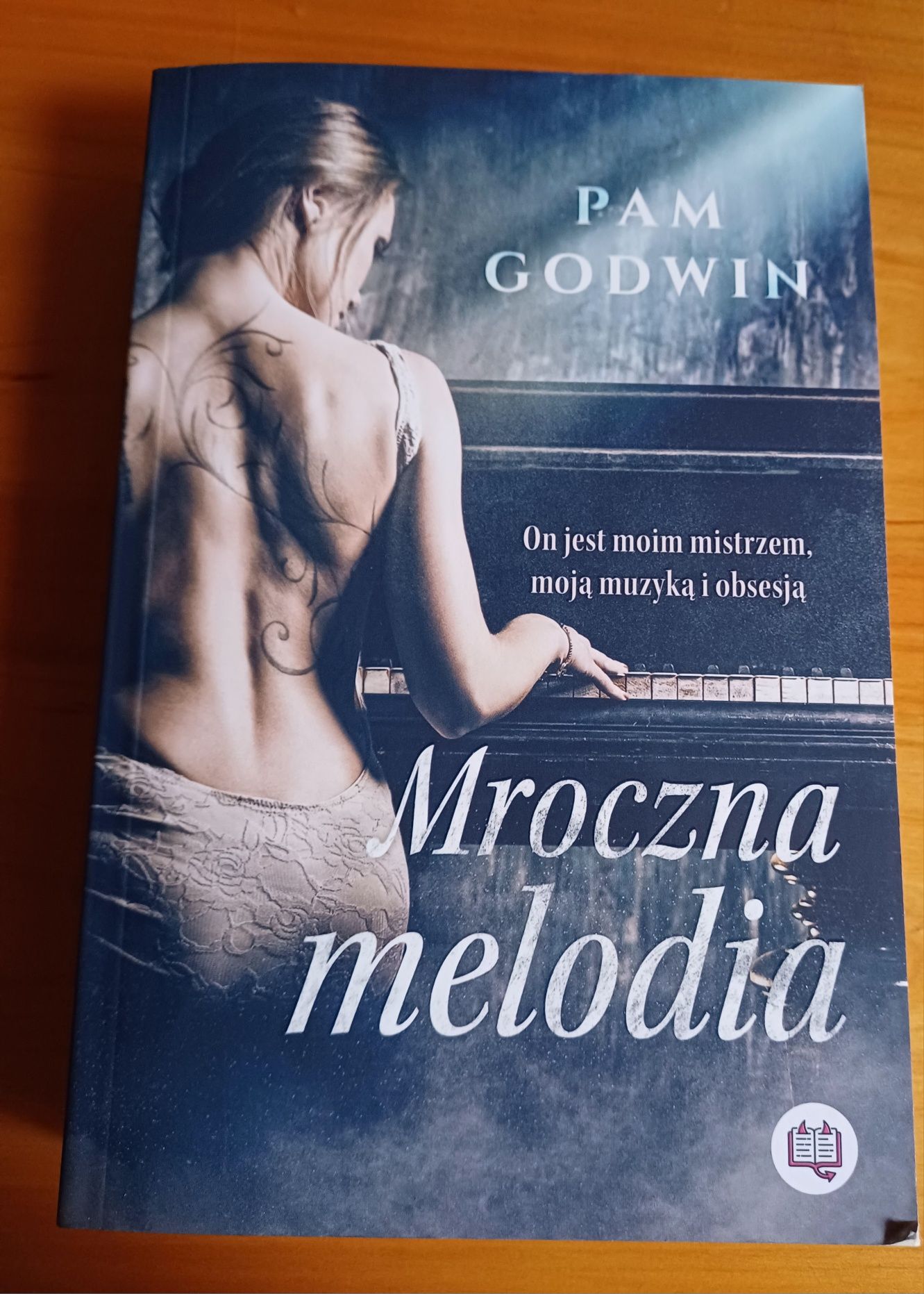 Mroczna melodia  - Pam Godwin