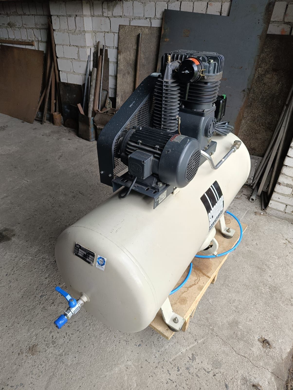 Kompresor sprężarka Schneider 4kW zbiornik 250l wydajność 650l/min.