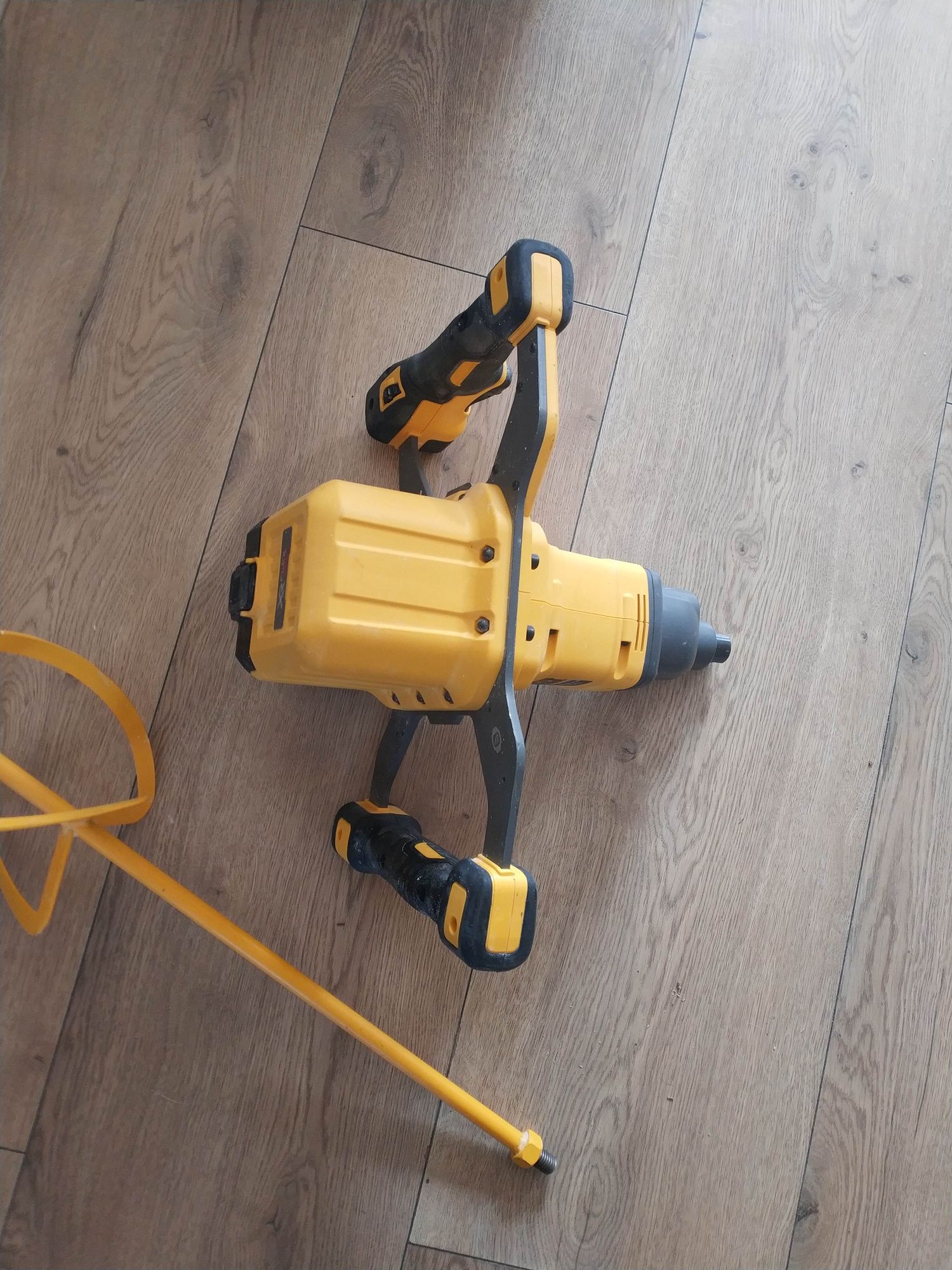 Akumulatorowe mieszadło DeWalt DCD240 wraz z świdrem