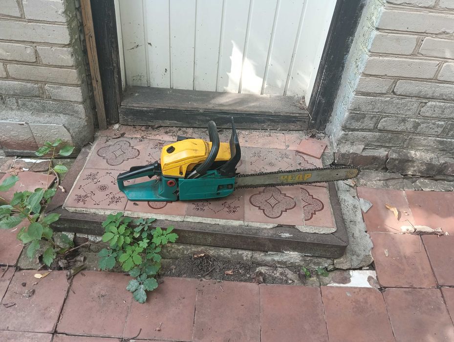 Продам Бензопилу кедр