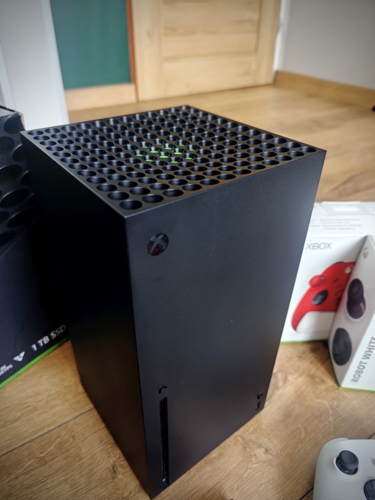 Konsola Xbox Series X 1TB / 3 pady / ładowarka / akumulatory / karton