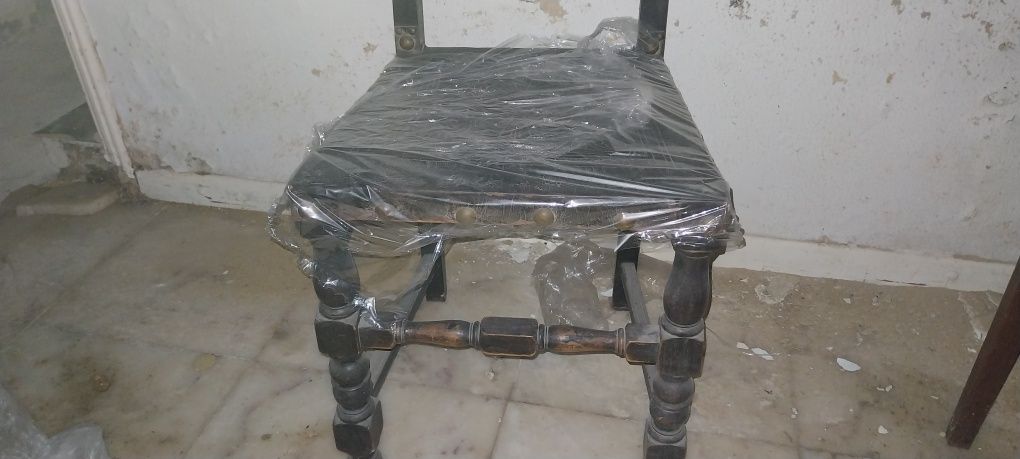 Cadeira antiga de couro para restaurar