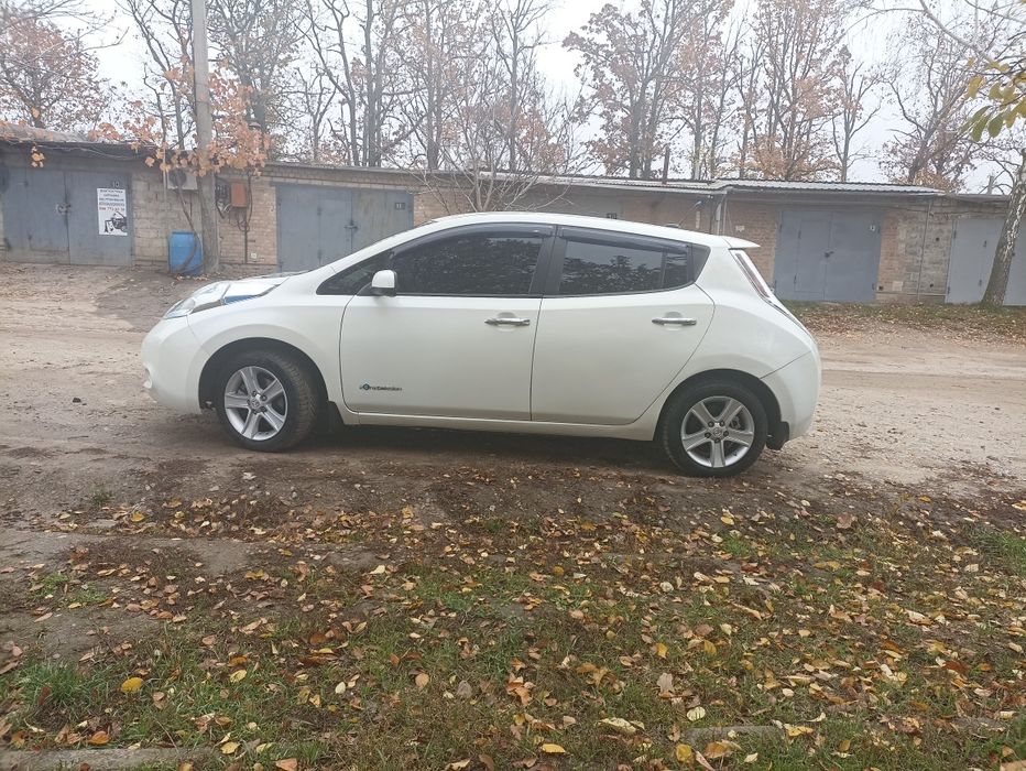 Продам Nissan leaf.