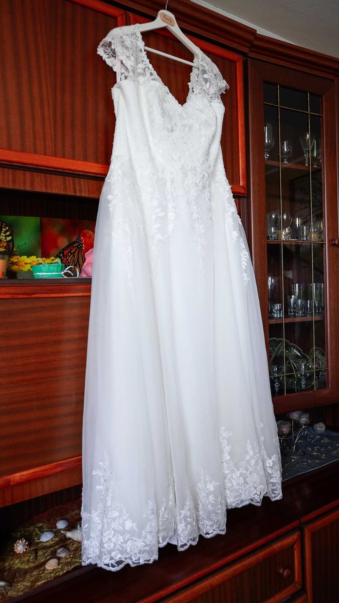 Przepiękna Suknia z koronką