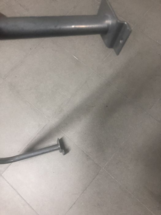 Artigo para fixar na parede ou na Multiregua como novo para por roupas