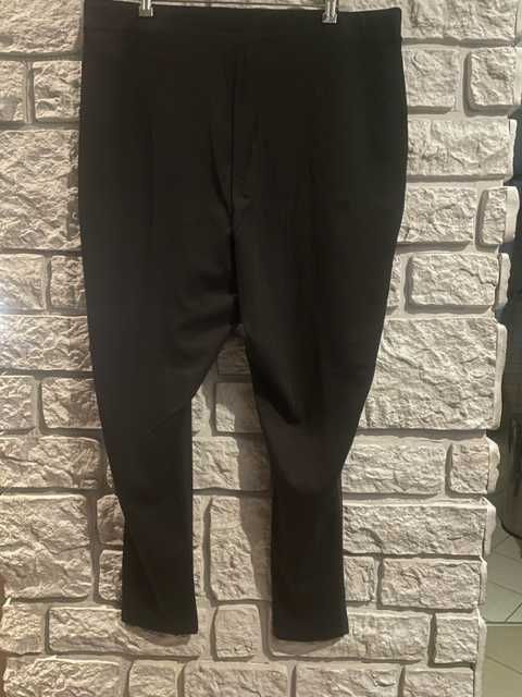 Czarne spodnie F&F z łączonych materiałów - rozm. 50