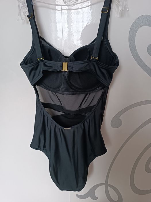 Продам суцільний купальник