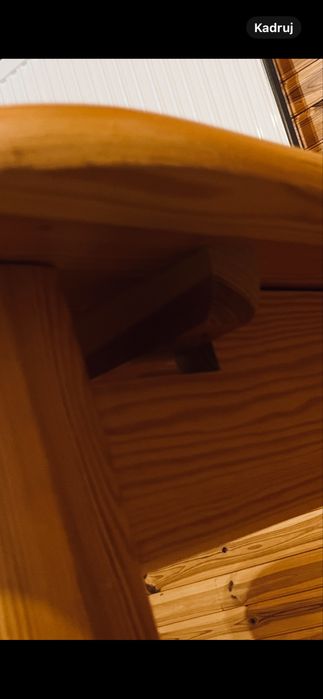 Stół sosnowy lakierowany