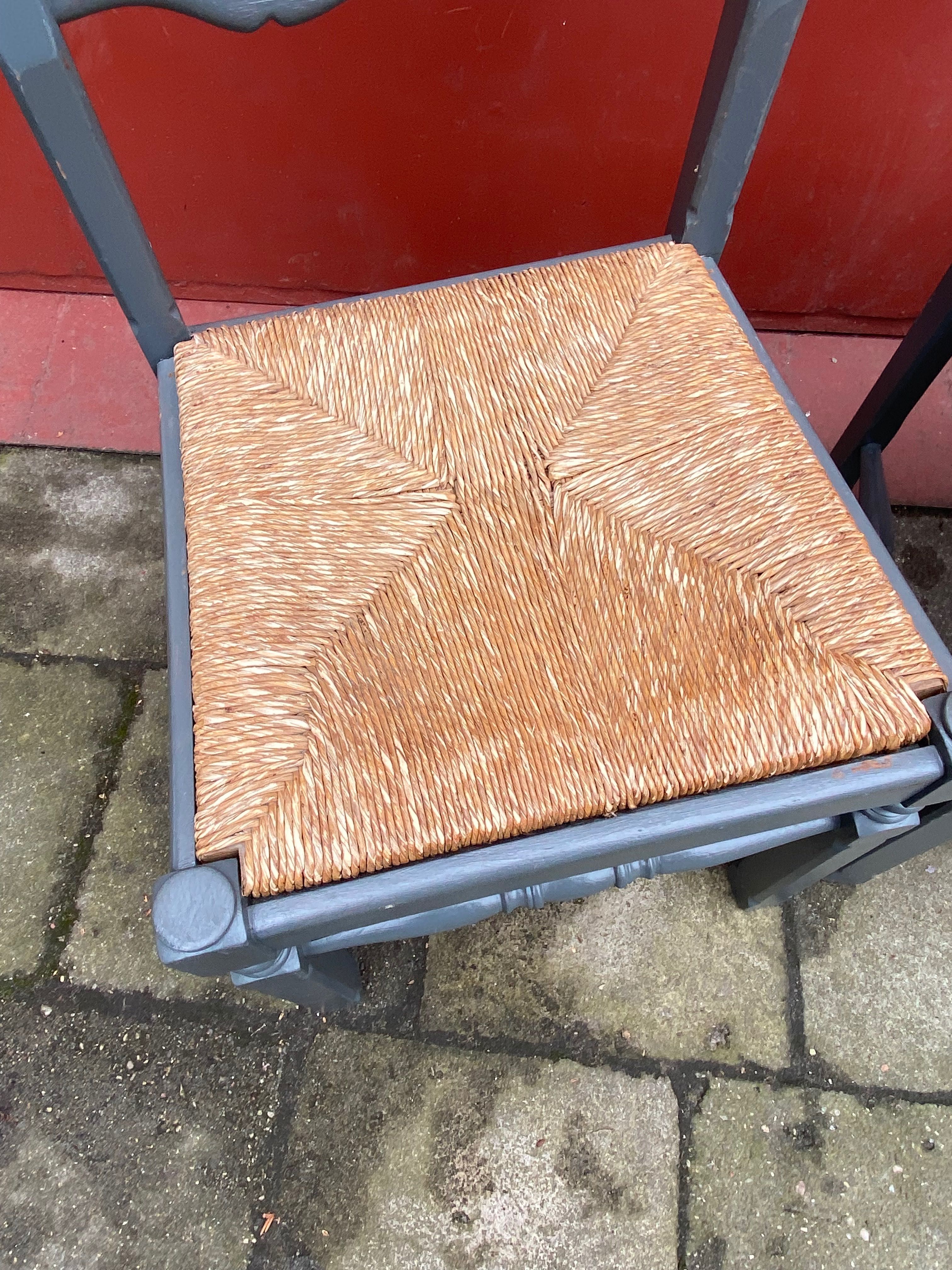 Drewniane dębowe krzesła trawa morska