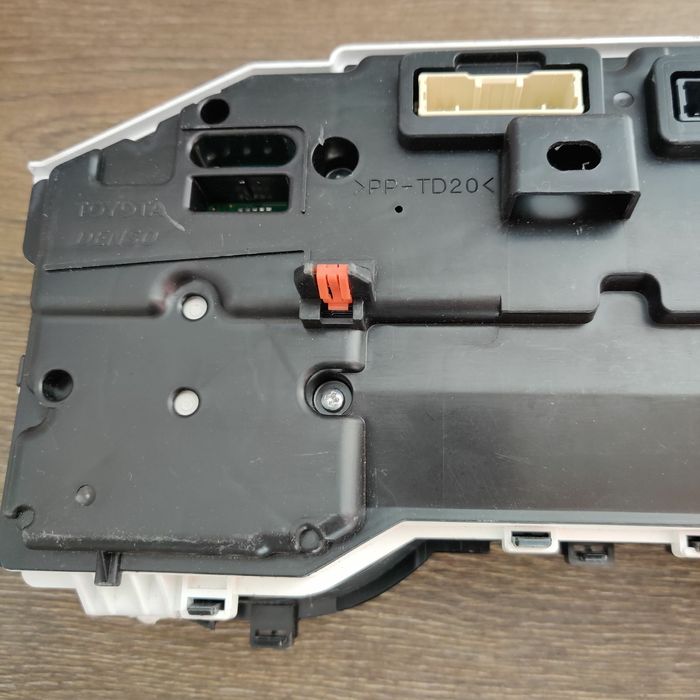 Панель приборов TOYOTA.