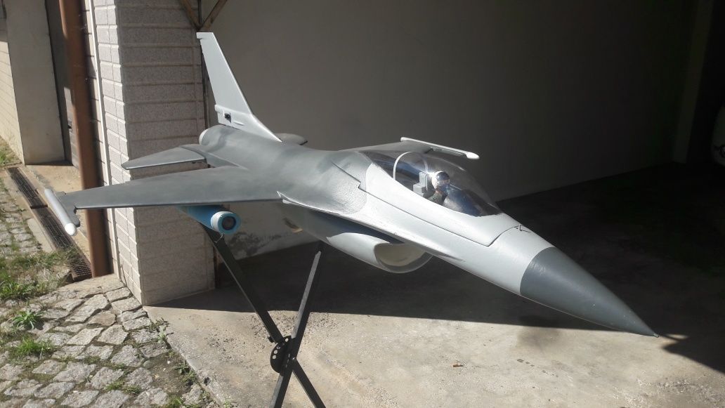 Aeromodelismo  RC  F16C  Falcon EDF  90 mm