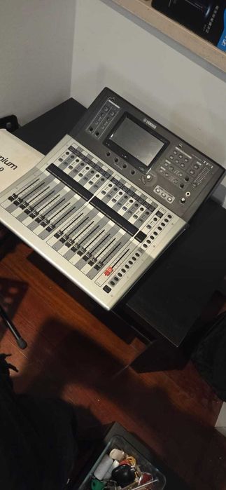 COMBO Mesa de mistura YAMAHA TF-1 + 4Mics SHURE E SENHEISER + 8 tripés