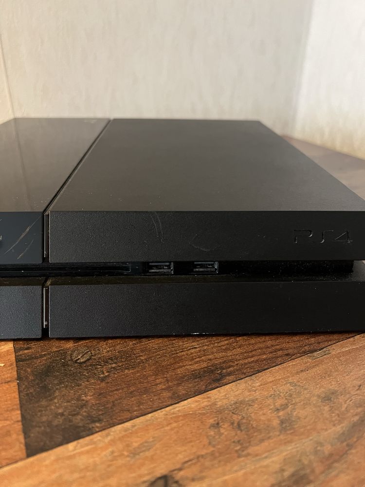 Ігрова приставка PS4