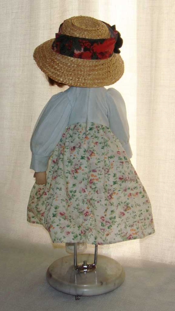 Немецкая винтажная фарфоровая кукла в шляпке 40 см