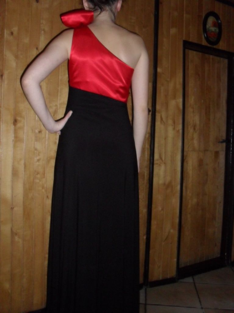 Efektowna suknia z kokardą długa na ramię czerwona czarna