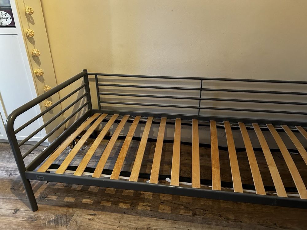 Łóżko z metalowa rama i szczeblami, 90x200
