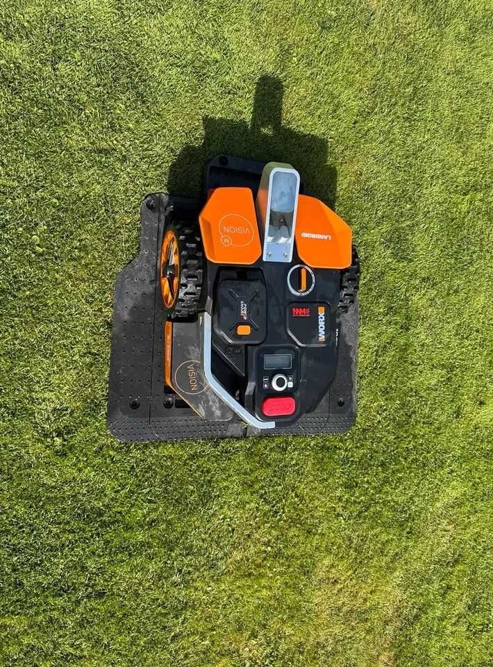 Samojezdny robot koszący Worx Landroid Vision M800 ze śladami używania