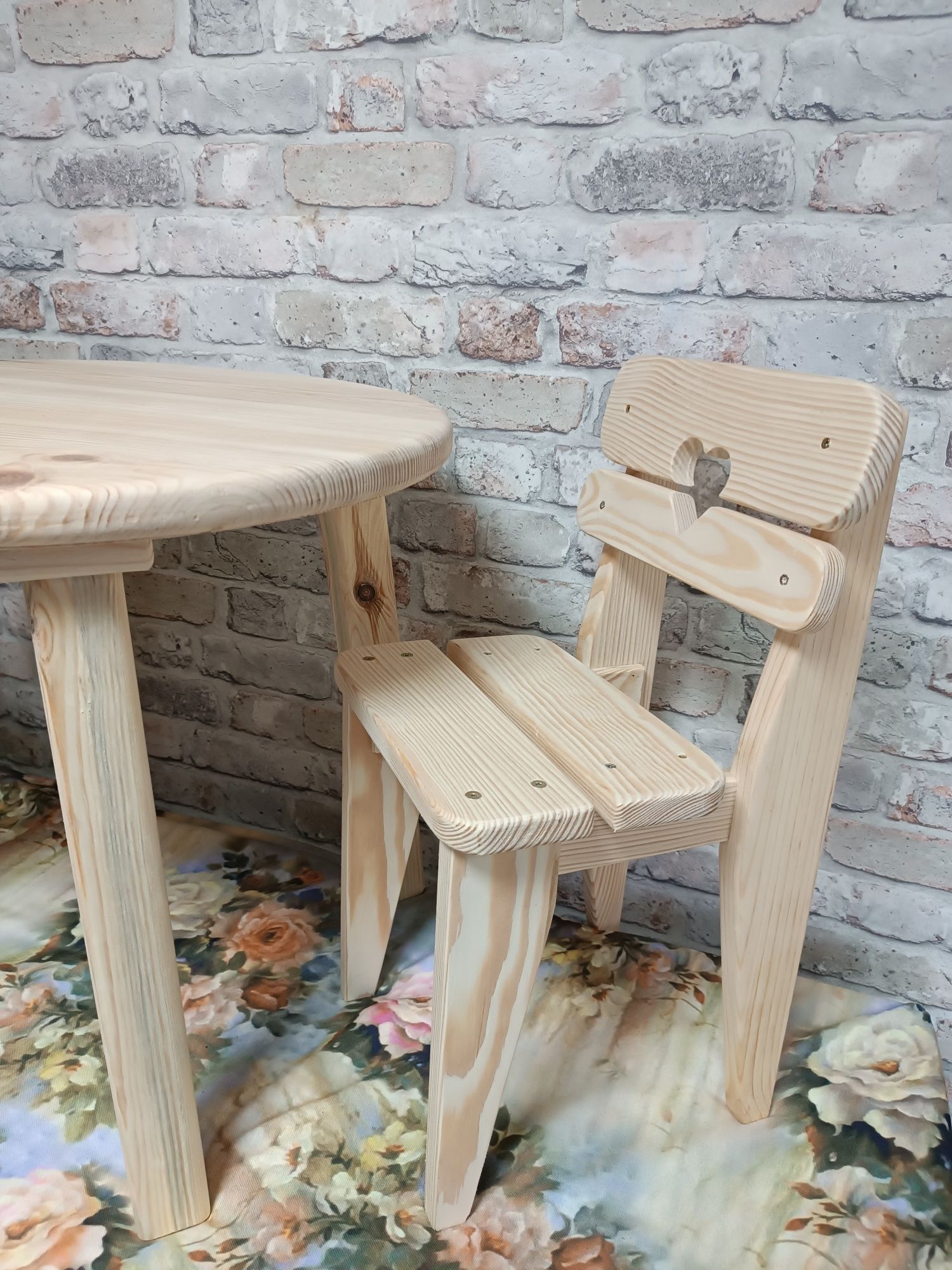 Krzesełka i stolik do domku drewnianego dziecięcego