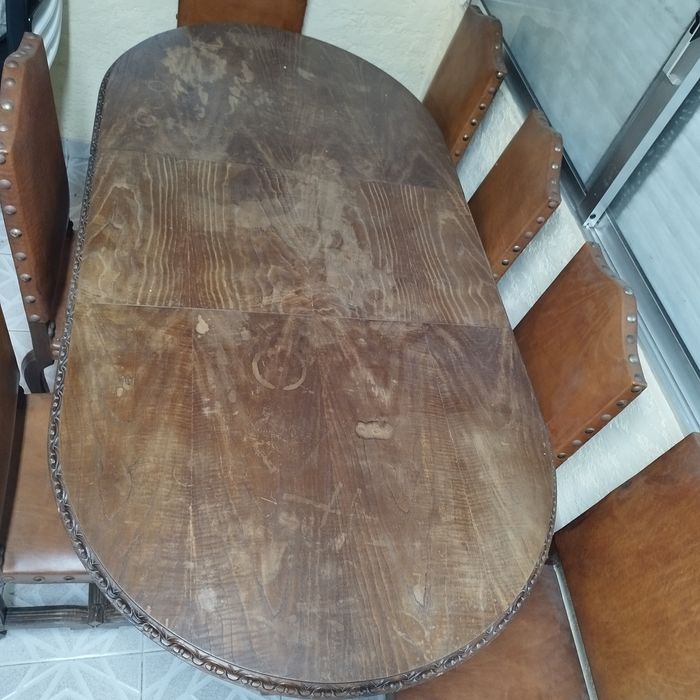 Conjunto de mesa e 8 cadeiras em madeira