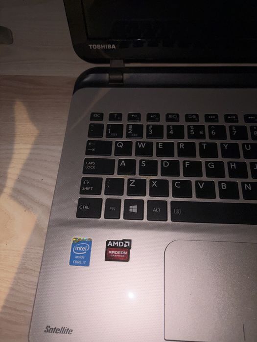 Laptop toshiba skullcandy satelite