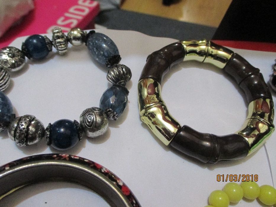 17 pulseiras antigas de vários modelos e de vários materiais