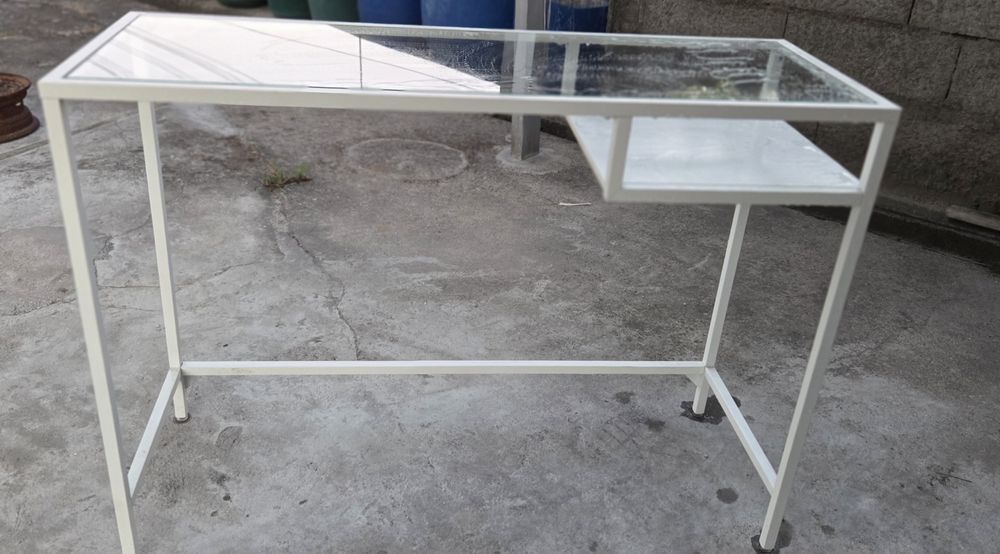 Mesa IKEA com tampo de vidro – Bom estado