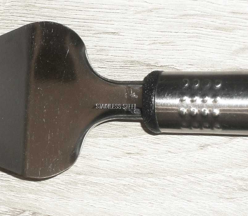 Stalowa, nierdzewna łopatka do podawania tortów, ciast.