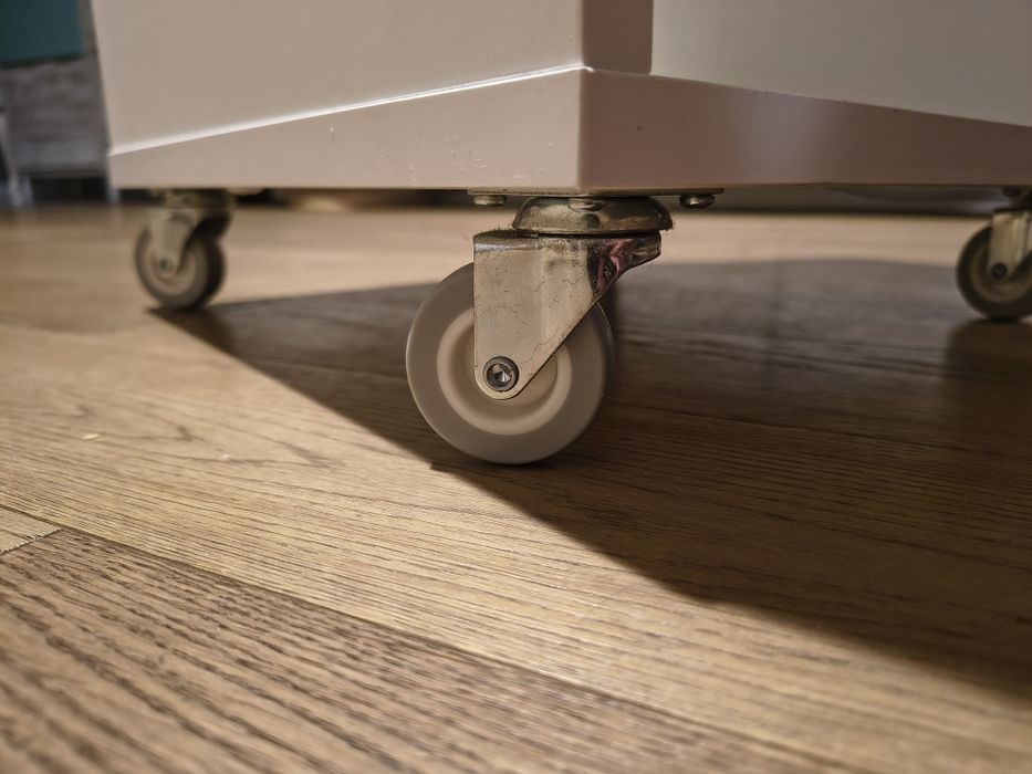 Szafka na kółkach IKEA – biała, praktyczna