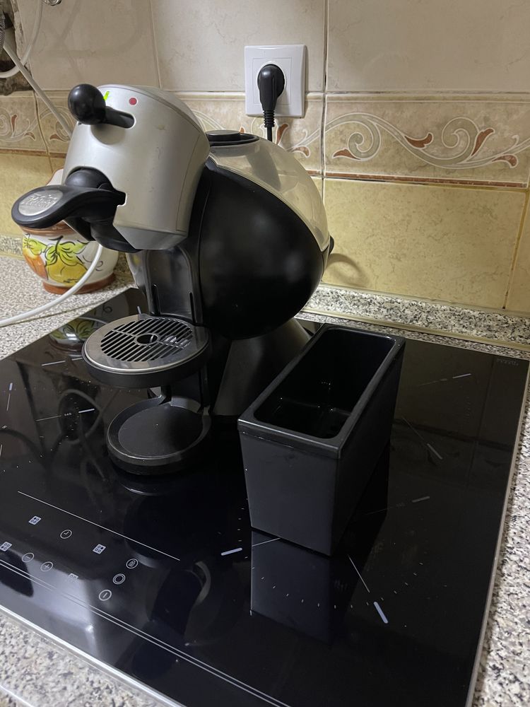 Duas maquinas de cafe dolce gusto e uma maquina de fazer cachorros