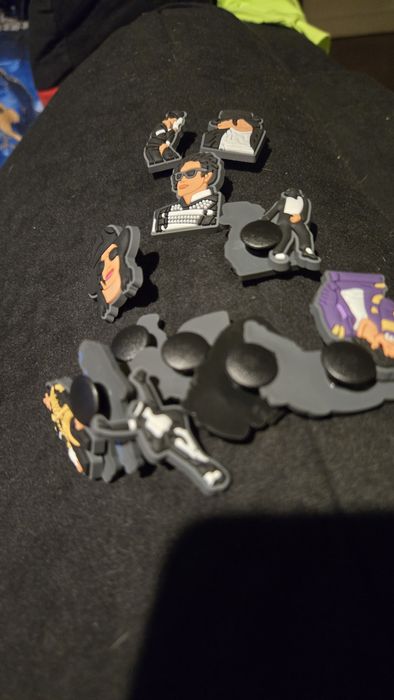 Przypinki do Croksów..