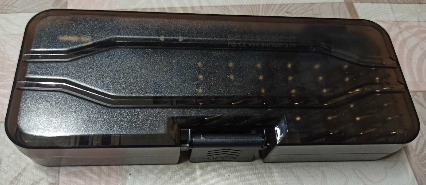 Aparafusador com bateria de lítio e kit de chaves de precisão.