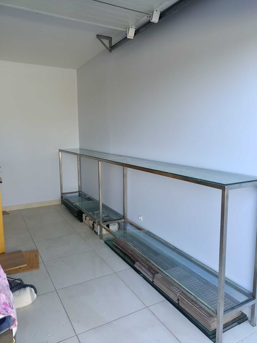 Dois expositores em aço inoxidável com duas prateleiras em vidro.