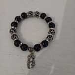Pulseira preta com detalhes prateados