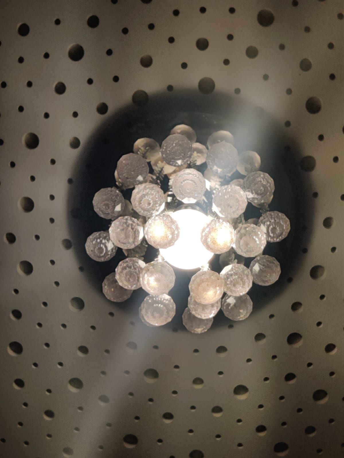 Lampa z kulkami krysztalowymi