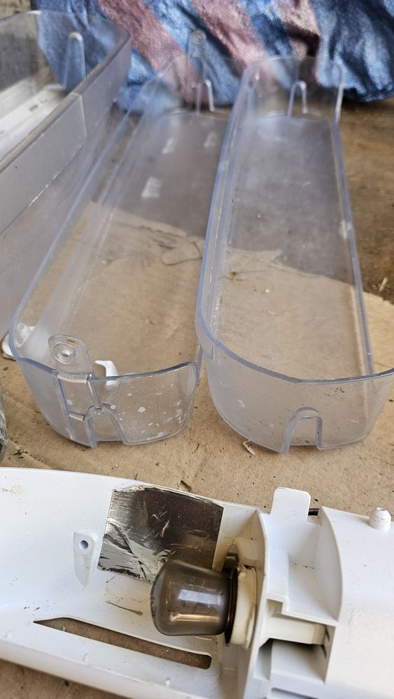 wyposażenie lodówki indesit BAAN 10  CM32X10 balkonik zawias